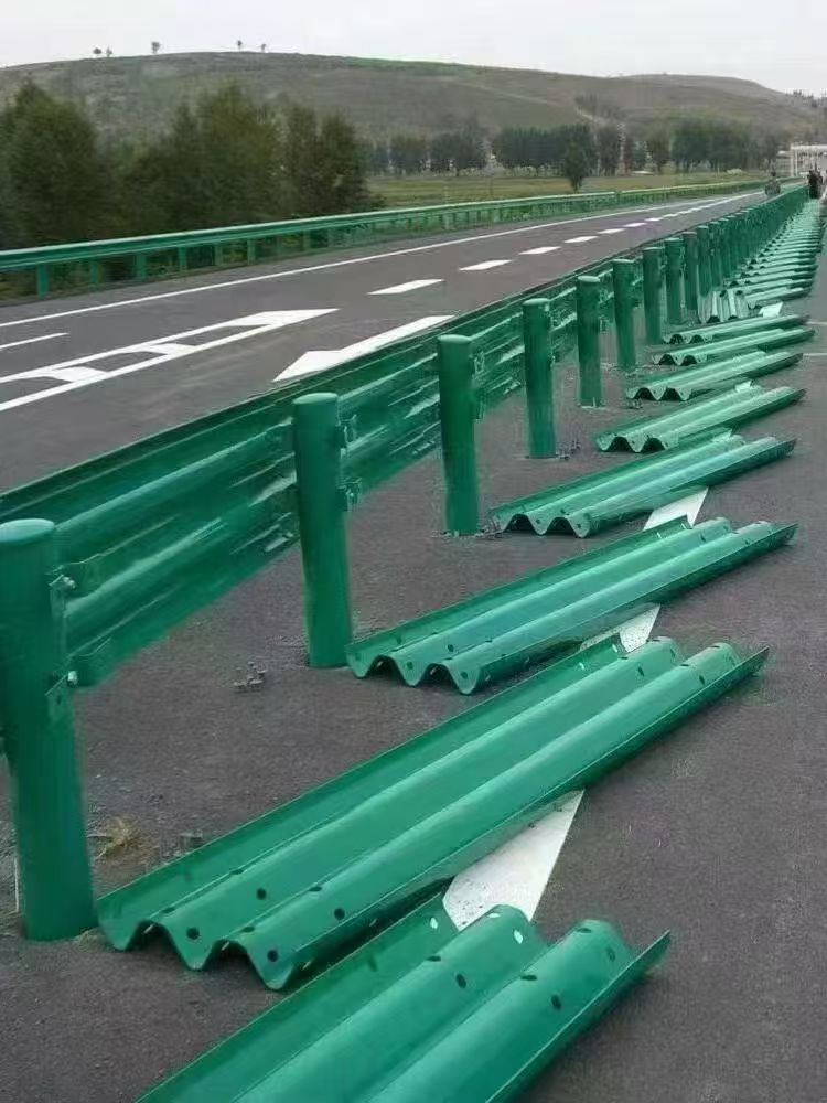 四平波形护栏